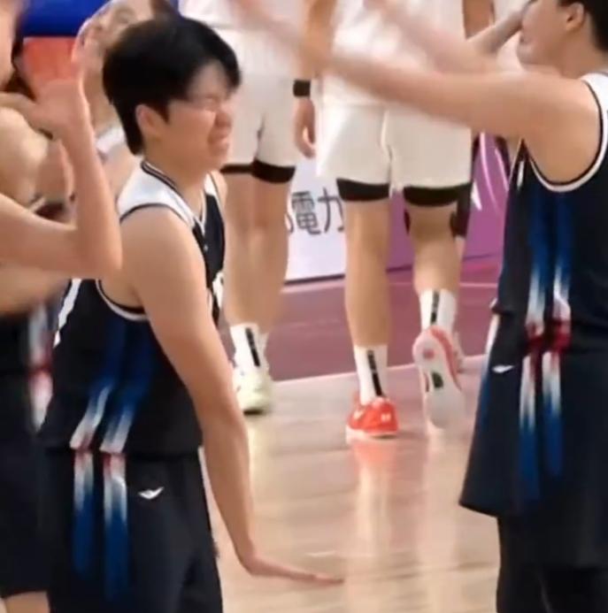 太过分了！韩国女篮在战胜中国女篮后，队员直接用带有攻击侮辱性的动作进行嘲讽，韩国
