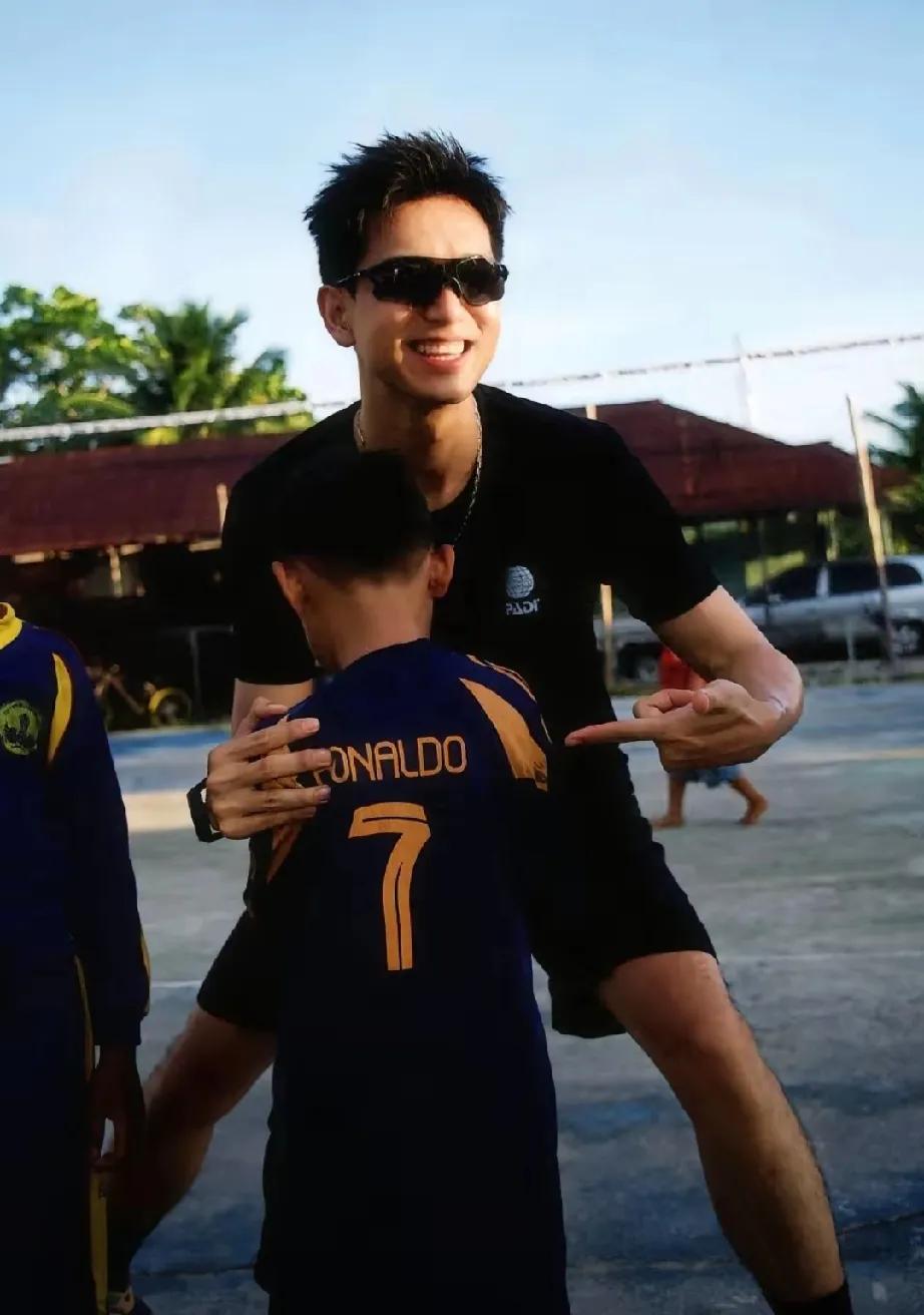 家人们谁懂啊！李现又闪现国外啦！这次他现身马拉图，和外国小伙亲密搂肩，笑容灿烂得