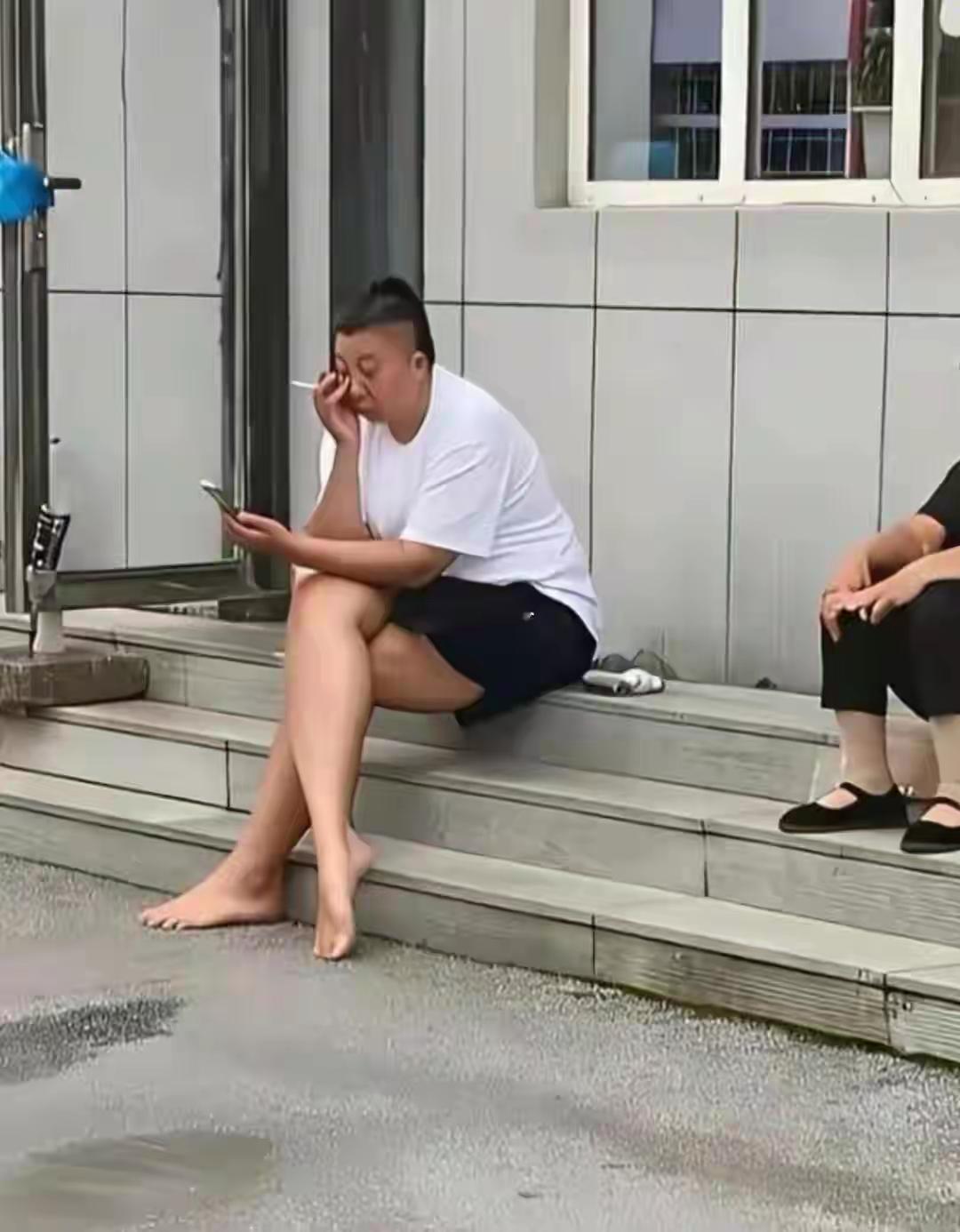 依旧还是那个“潇洒”的雨姐，小辫儿一扎，腿一翘，夹着烟，实在随性，任性应该是