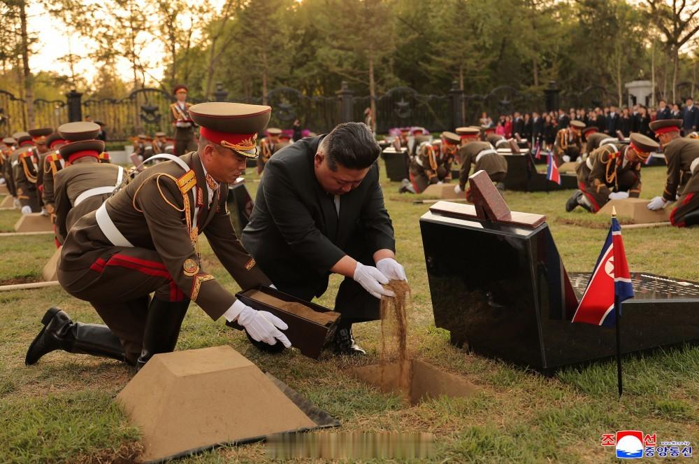 金正恩同志来到遗骸安置室，向烈士们的灵前敬献鲜花。金正恩同志来到留言簿室留下亲笔