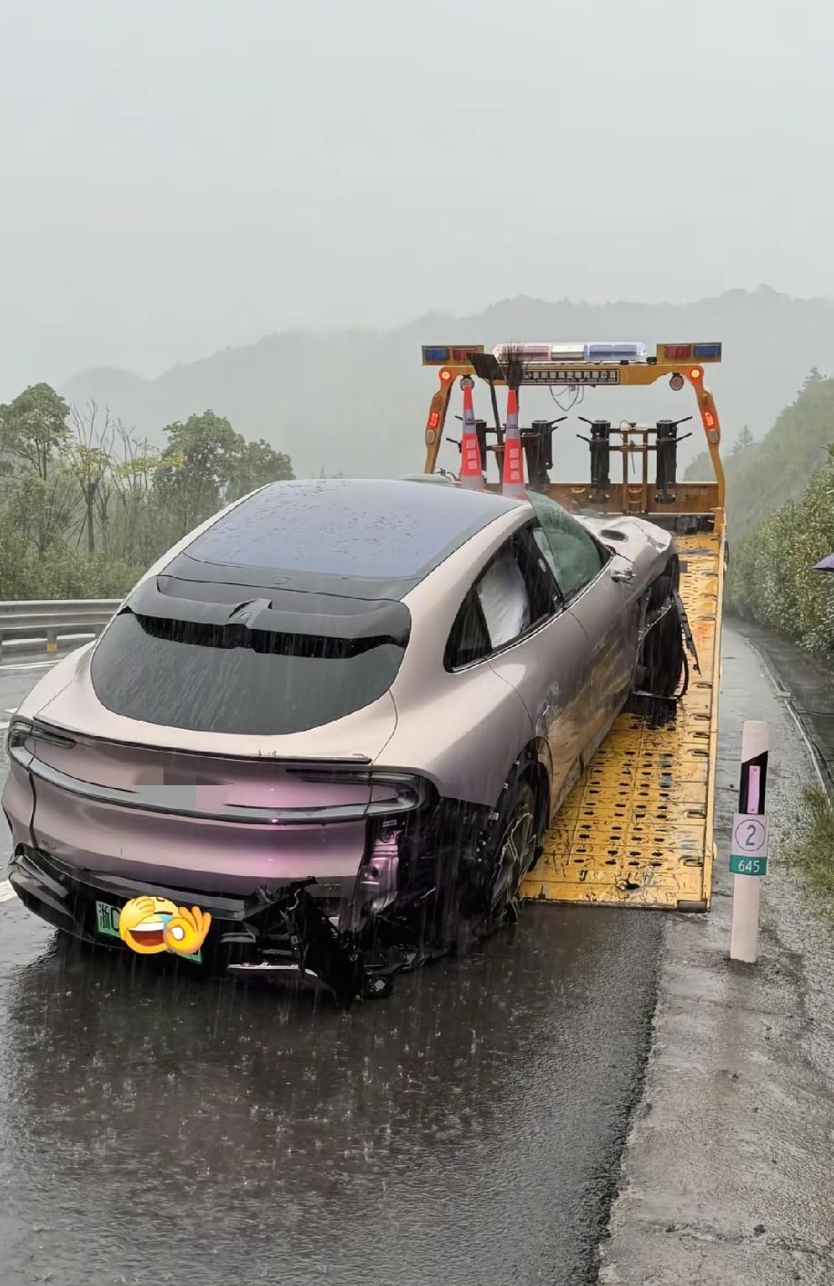 浙江，某米女车主雨天道路上发生碰撞事故，之后上传视频问评论区的网友“大家帮忙参考