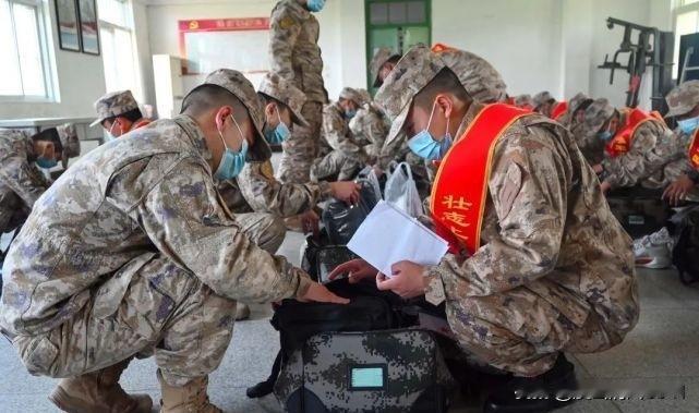 🎒入营第一天：从“老百姓”到“兵”的转变报到与分班：大巴车驶入营区，班长