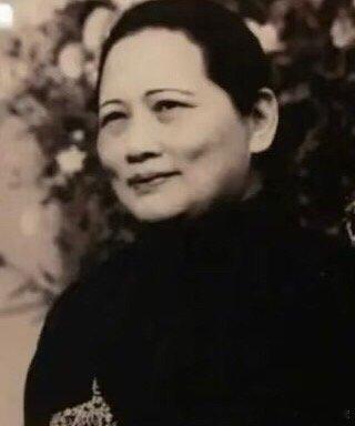 新婚之夜，孙中山送给宋庆龄一把枪☕️1913年，中华民国陷入动荡，“二次革命”失