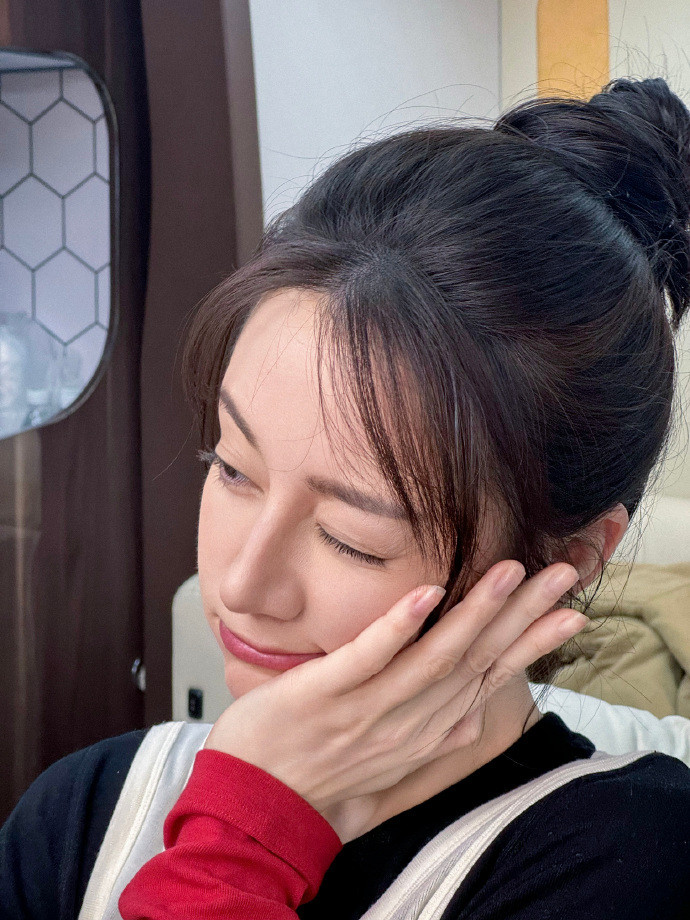 1.精品短剧《人生赢家指南》女主角目前在接触迪丽热巴。2.周星驰最近很不满意票房