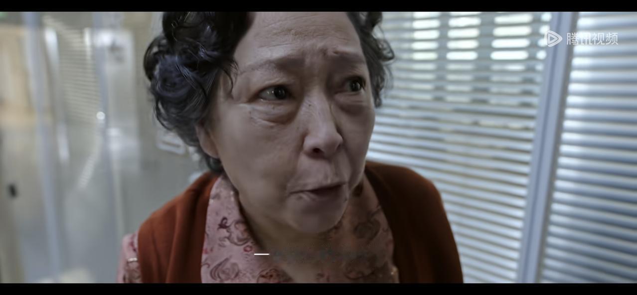 《迷墙》孙兰英打亲生儿子！原来，这才是文一彤和余鸣分开的真相。“我孙女头上要
