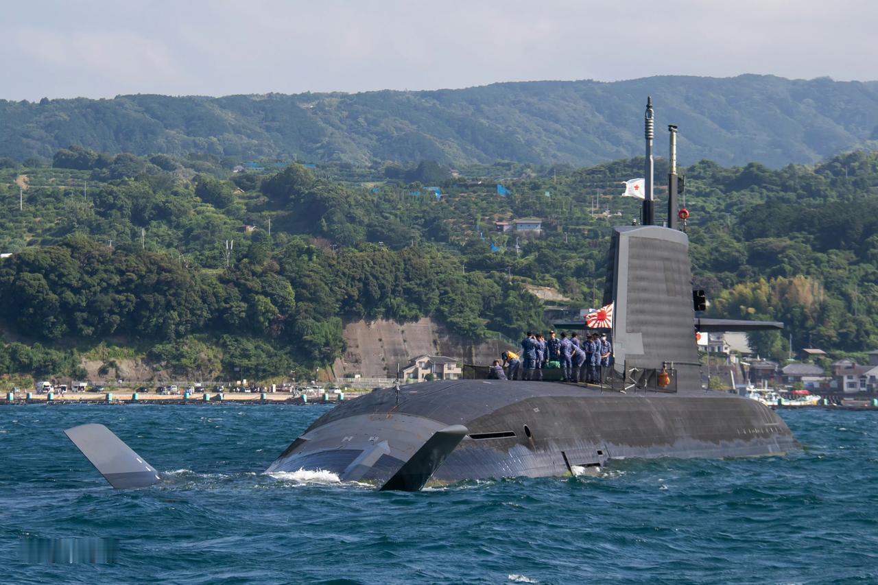 日本海上自卫队“大鲸”级常规动力潜艇“迅鲸”号（SS-515）指挥仓及鱼雷仓展