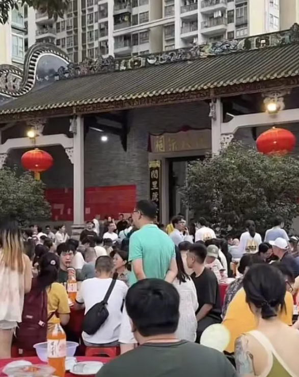广州猎德村今年“龙船饭”打折后定在80元/人，人人可参与，于是，不少人说贵了