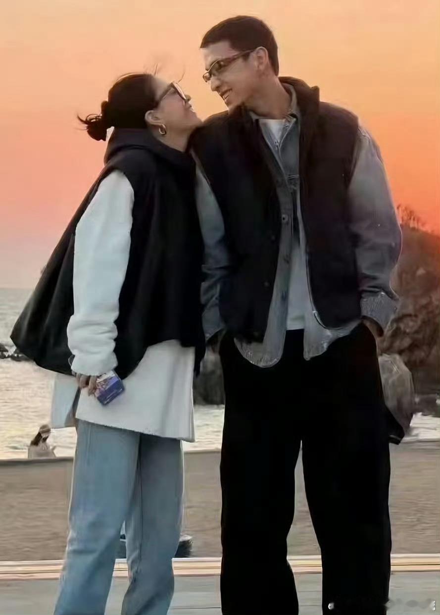 李嘉格小号分享的恋爱日常姐姐很体面了，男帅女美，希望她们长长久久吧！