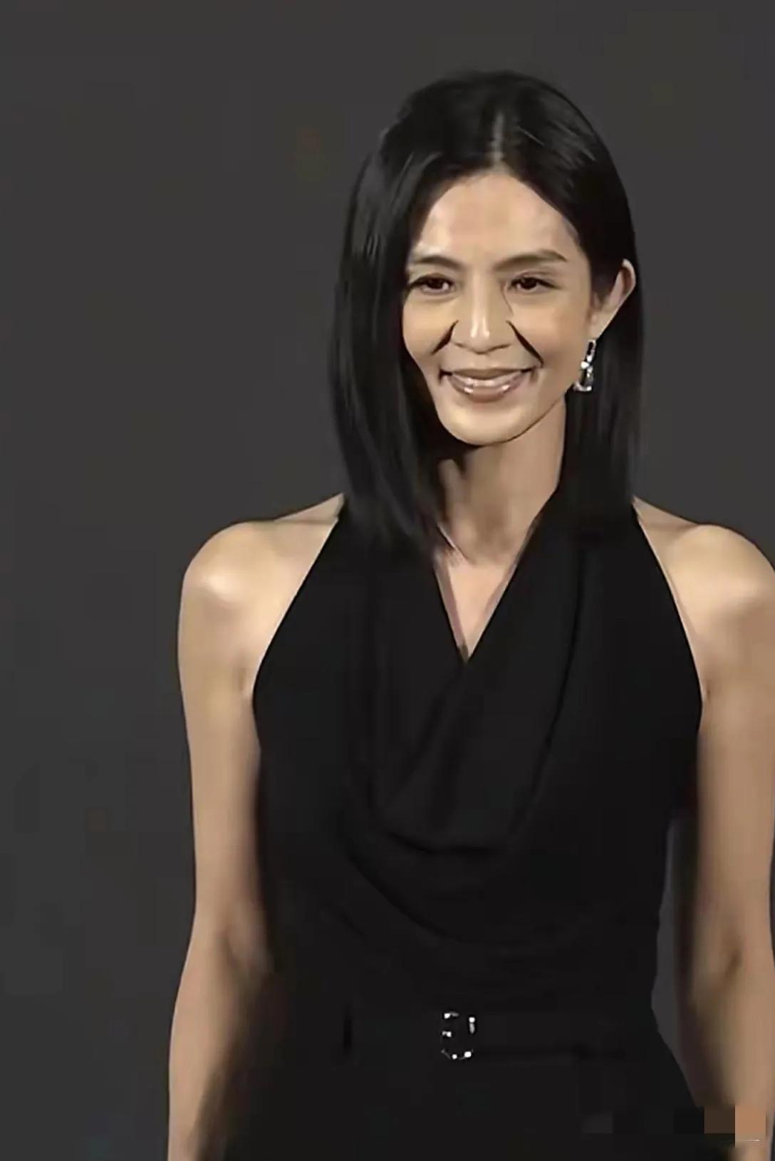 天呐，镜头中的杨采妮修项秀颈，嘴阔鼻大，面黄肌瘦，下巴歪斜，笑容僵硬，眼袋深重，