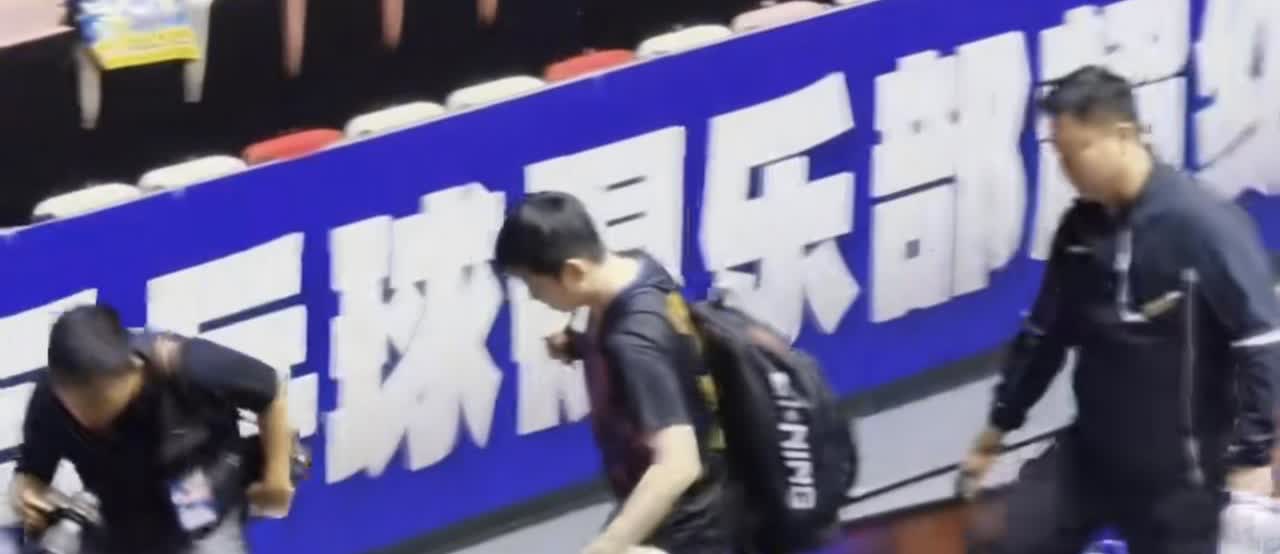 樊振东背起行囊的那一刻，顿觉无比伤感，再出发，赴远方。7月27日，结束乒超比赛的