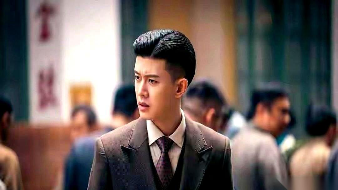 刷到一个剧，把我给看愣了。澳门回归后的第一任老大，何厚铧。叱咤风云的赌王，何鸿