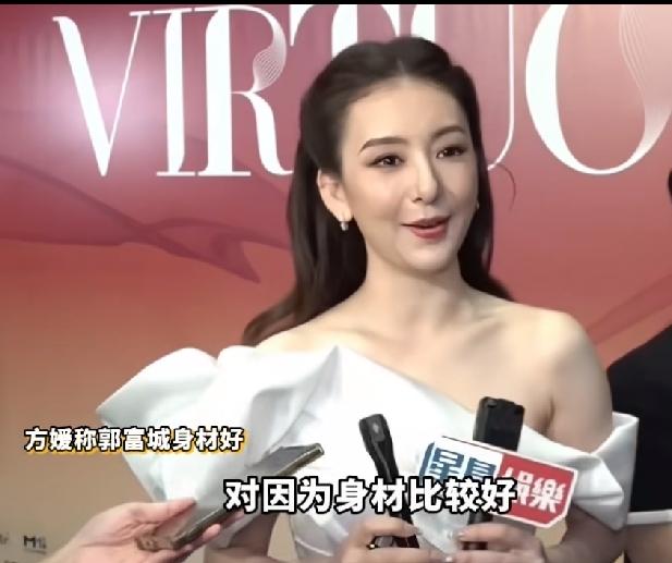 郭富城老婆方媛又被嘲了[捂脸哭]最近她现身香港时装周活动，接受媒体采访时居然配有