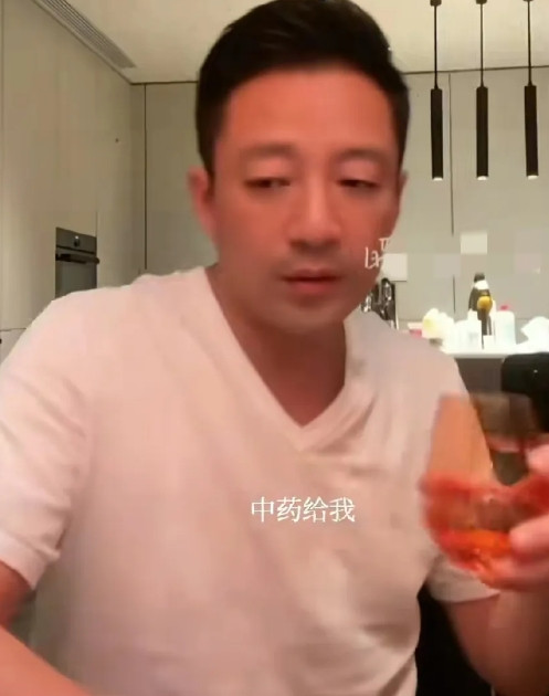 汪小菲现在好自律，喝中药保养了！也丝毫不拿粉丝当外人，直播的时候，让助理帮他把