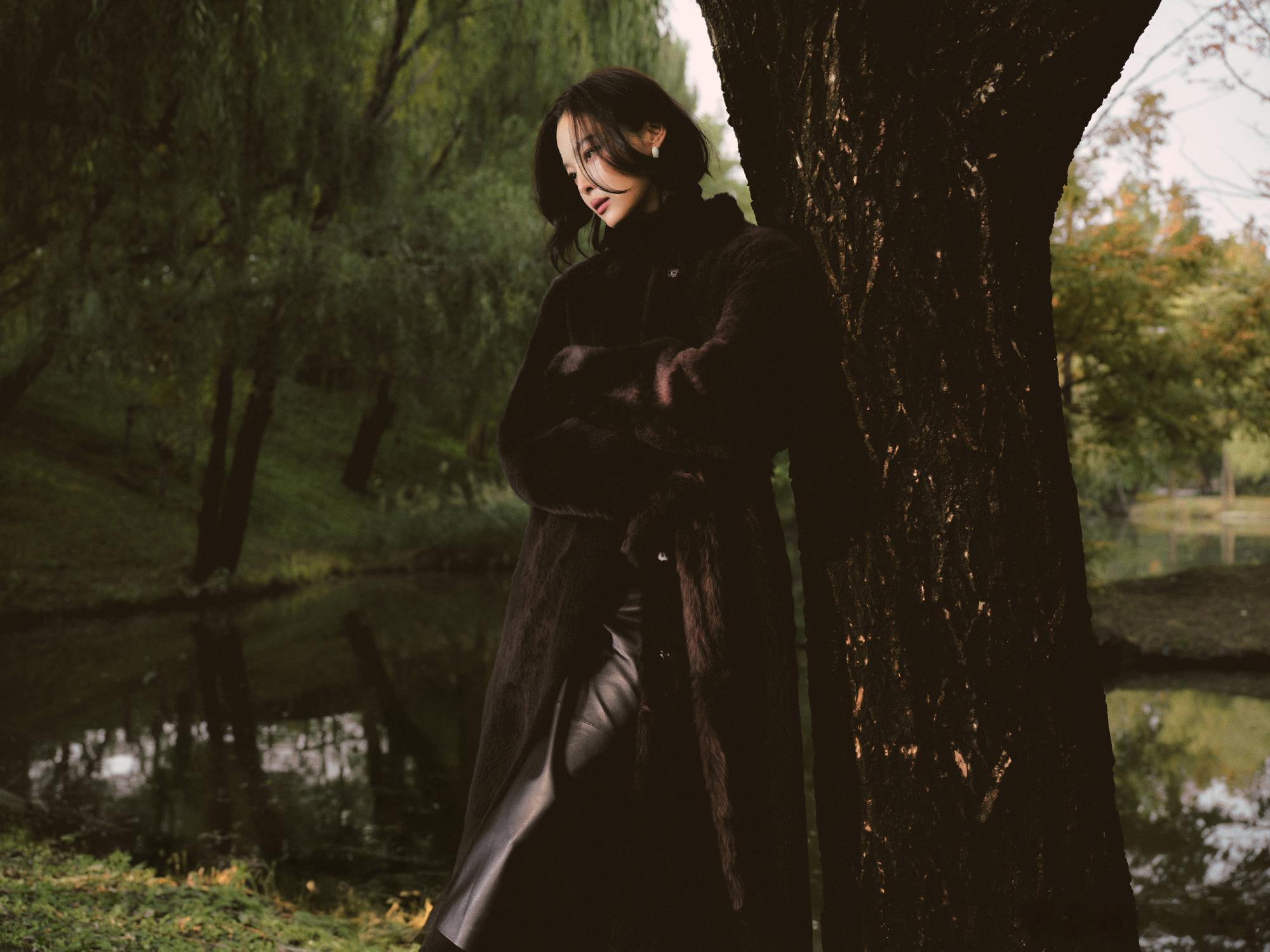 大衣是辛芷蕾的气质开关破防了！辛芷蕾穿大衣就像启动了某种神秘开关，瞬间从演员切