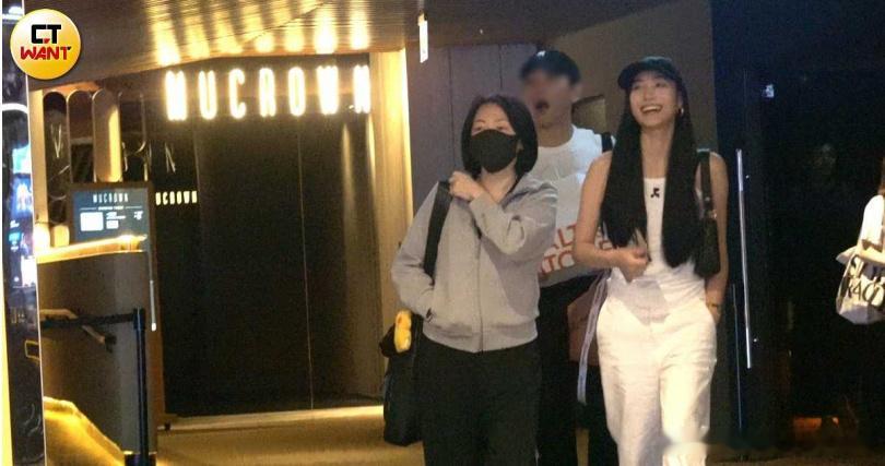 小S带二女儿及一男子看电影，几个人一路都在热聊。Lily和男生身高相近，打扮也颇