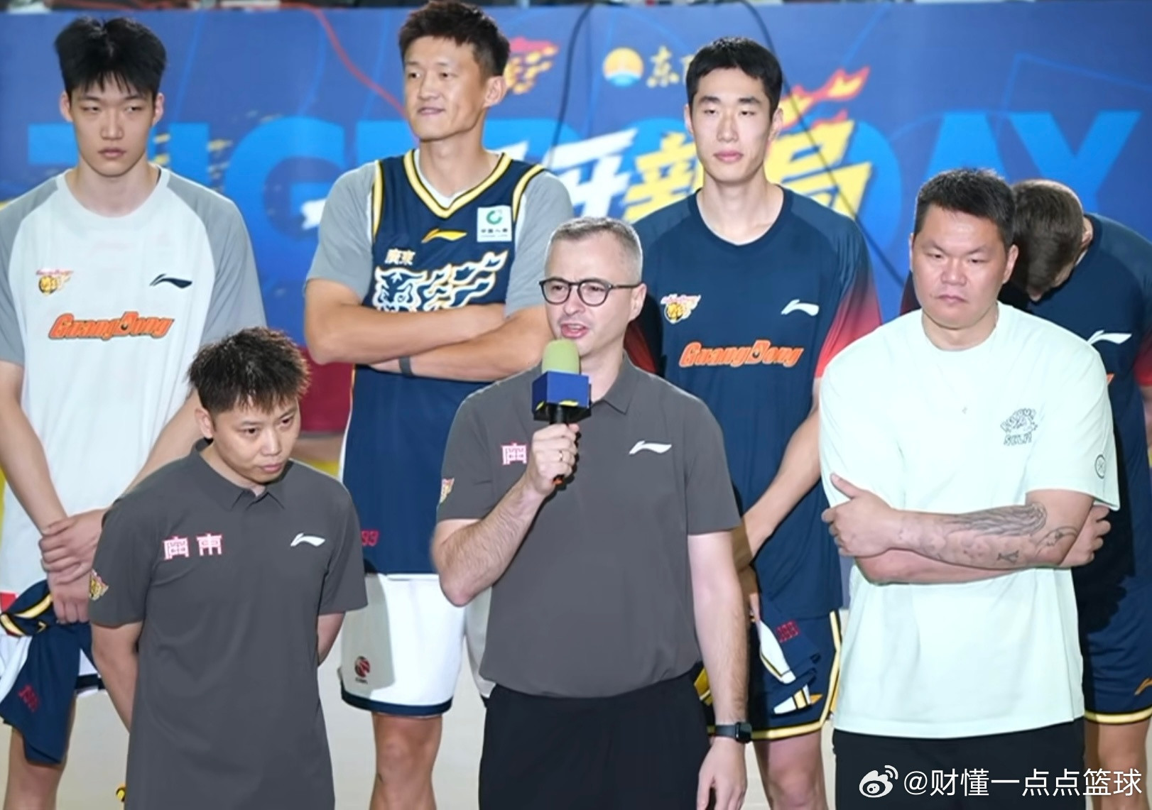 广东宏远球迷嘉年华全员亮相，新帅颁发球衣，完整阵容亮相，就等大外援就位广东宏远球迷嘉年华正式拉开帷幕