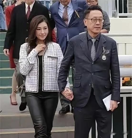 63岁许晋亨牵手李嘉欣街头出行，豪门夫妻相伴，岁月沉淀风韵。镜头下，许晋亨身着深