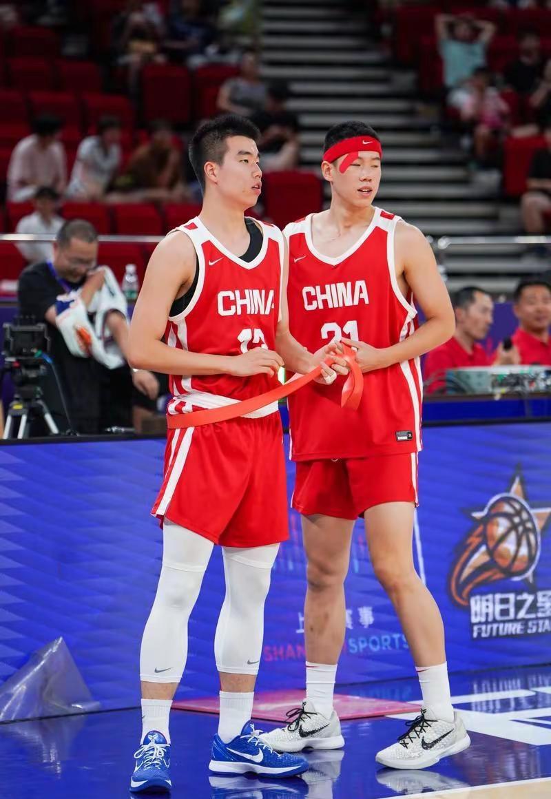 中国男篮79-66战胜新西兰。中国男篮球员张懿赵杰出战24分钟，投篮8中5、三分