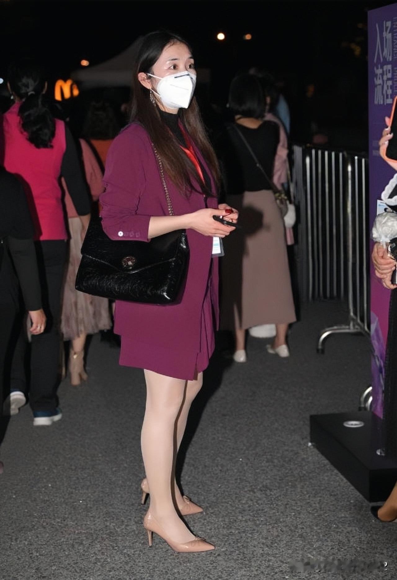 优雅穿搭指南，紫色连衣裙搭配高跟鞋，尽显时尚魅力