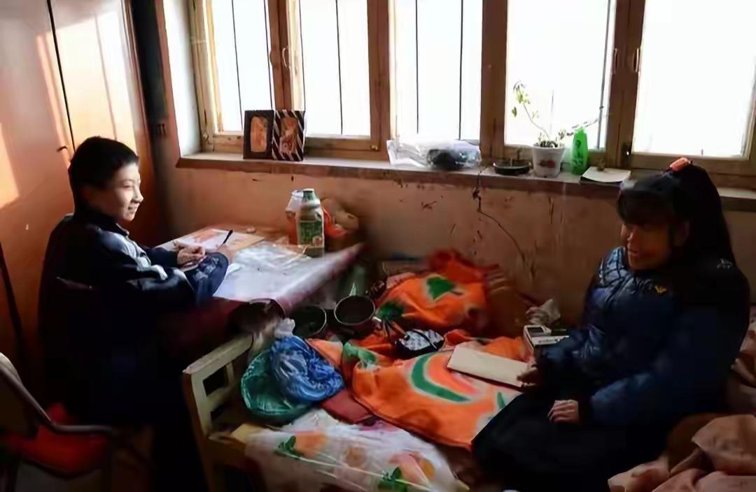 庞众望坐在桌子旁写作业，就那么一瞬间他看向妈妈，他的妈妈脸上都是幸福的笑容。家有