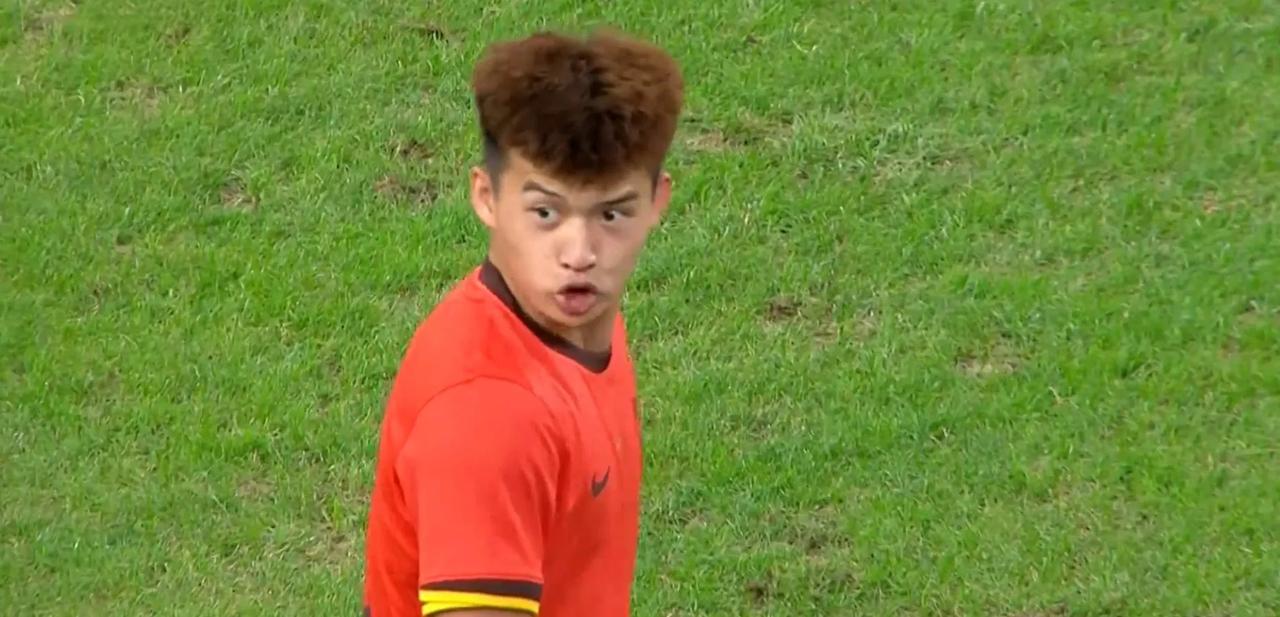 中国队应该是0比2输越南，刘浩帆禁区故意拉倒人肯定是点球，裁判手下留情了，刘浩帆