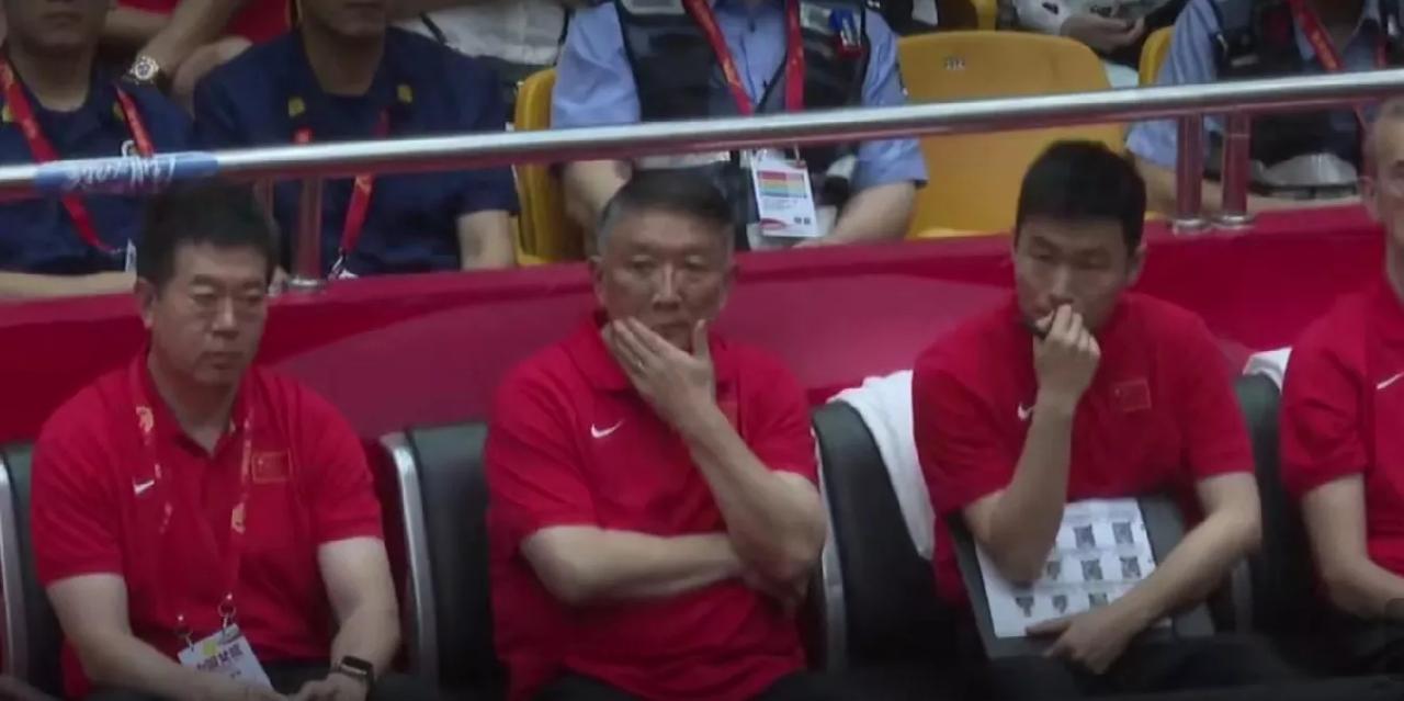中国女篮惊艳一战揭秘：宫鲁鸣妙手捏合新老阵容，男篮该学什么？基本功差距刺痛谁的心！