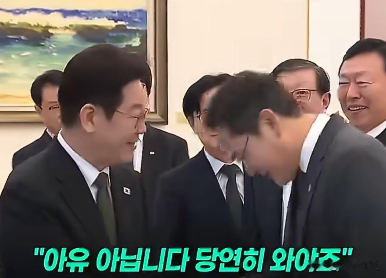 韩国消息李在明站在首尔的投资说明会台上，对着三星李在镕、SK崔泰源俩人弯了快九