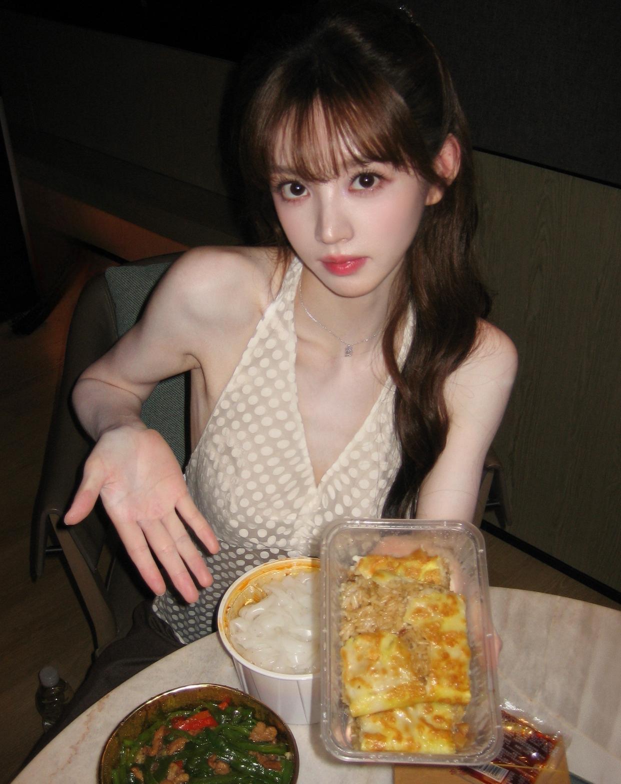 1.黄磊的算盘珠子都崩到大家脸上了，把女儿们推进娱乐圈，偶尔曝光小儿子，就是不想