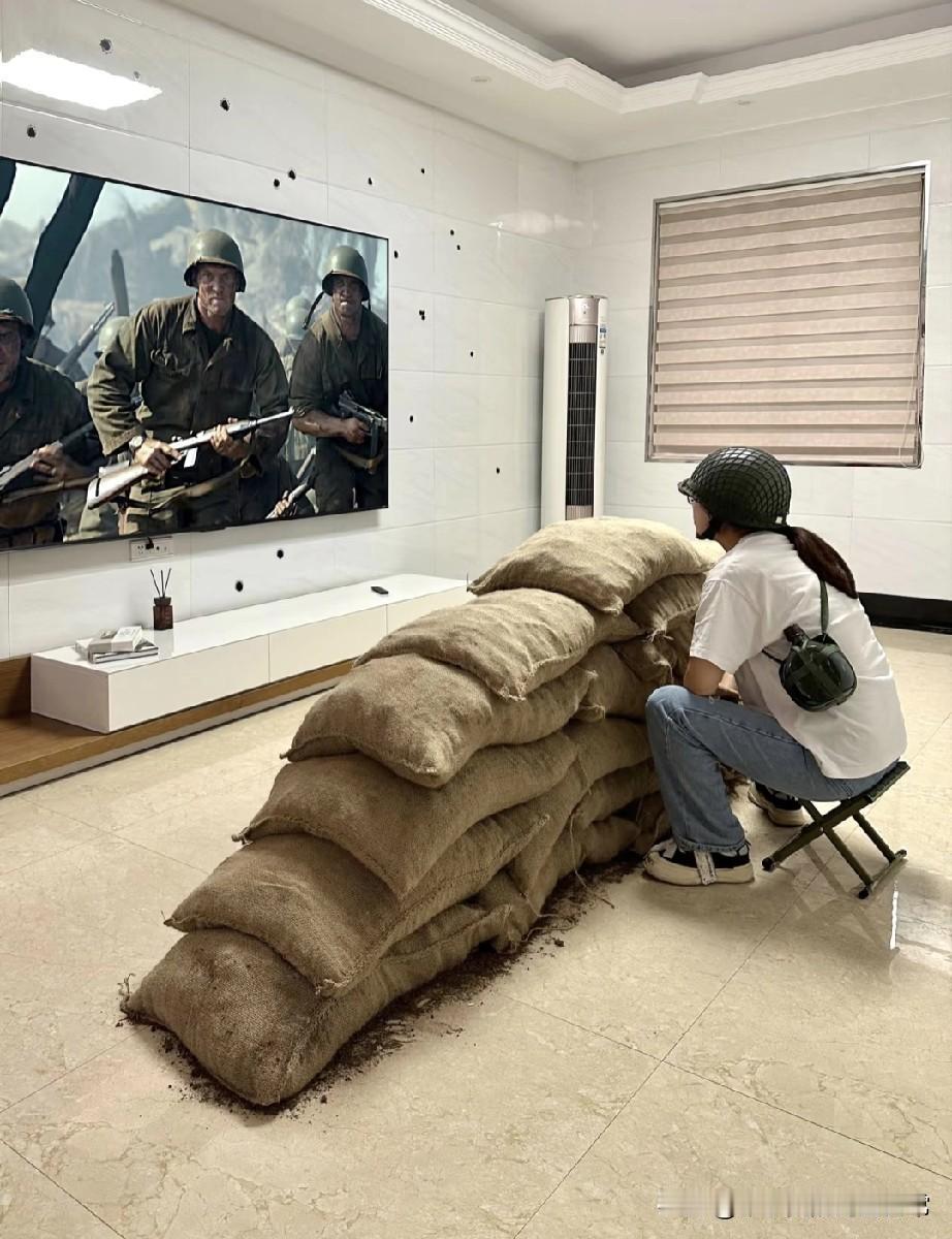 为看战争片把家改成“战场”！为了沉浸式看战争片，居然在客厅堆起小山似的沙袋