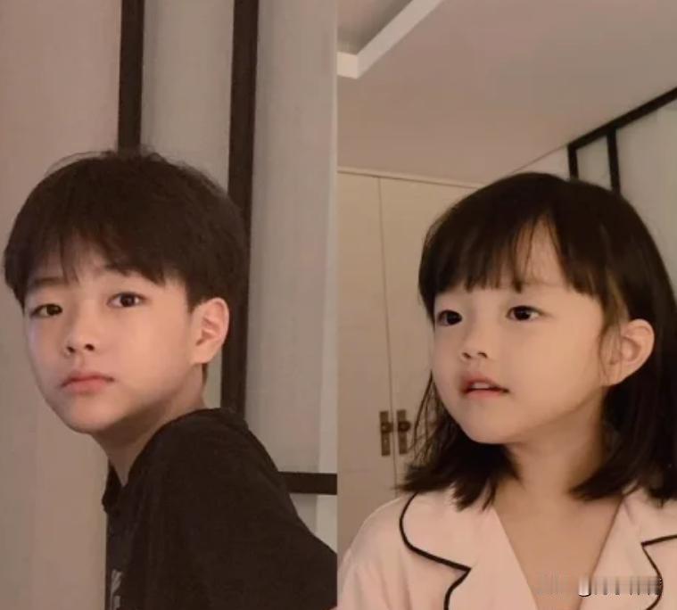 权相佑48岁了。他儿子14岁。女儿8岁。一家四口的旧照被翻了出来。网友只