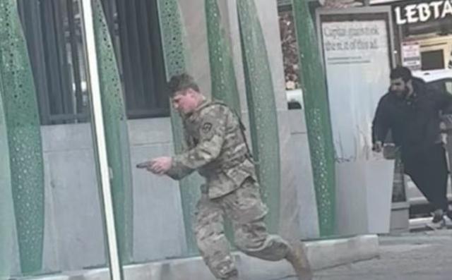 阿富汗人拿着把小手枪，就在美国首都华盛顿，追着美国国民警卫队开火射击！特朗普气疯