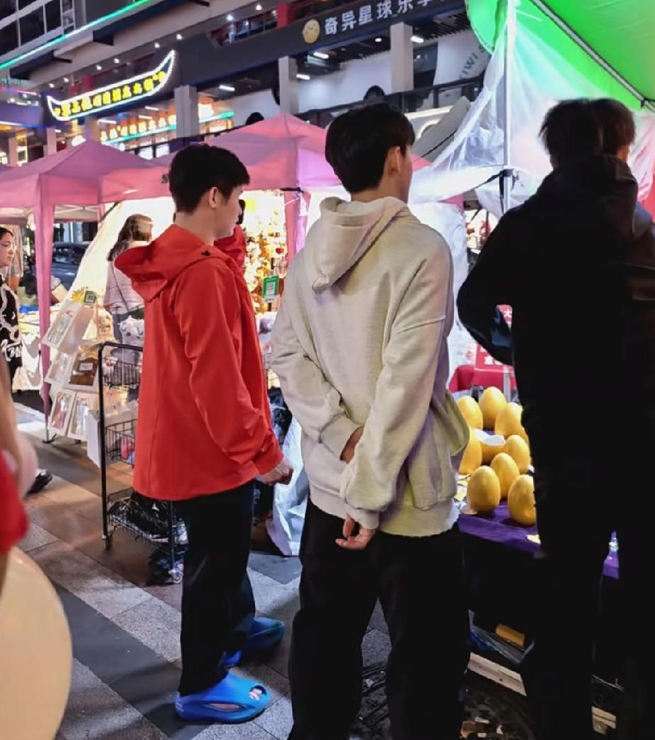 林诗栋这几天回海南也太放松了！这不和小伙伴们又一起出来玩去了，而且还是标配他的大