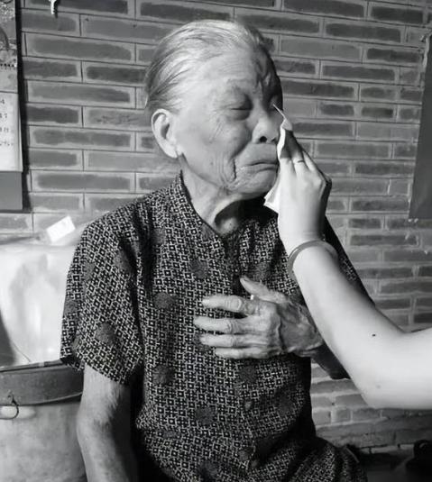 1939年，19岁少女被日军推进洗澡房，翻译官笑眯眯的说：“你有福了，你很漂亮，