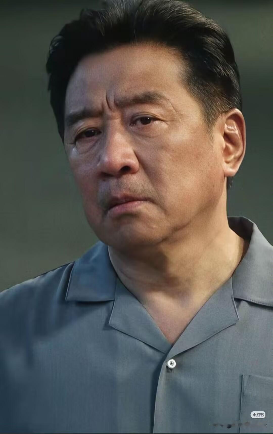 一个演员，戏拍了七成，突然要求片酬翻倍，不给就罢演。导演二话不说，把已经拍好的几