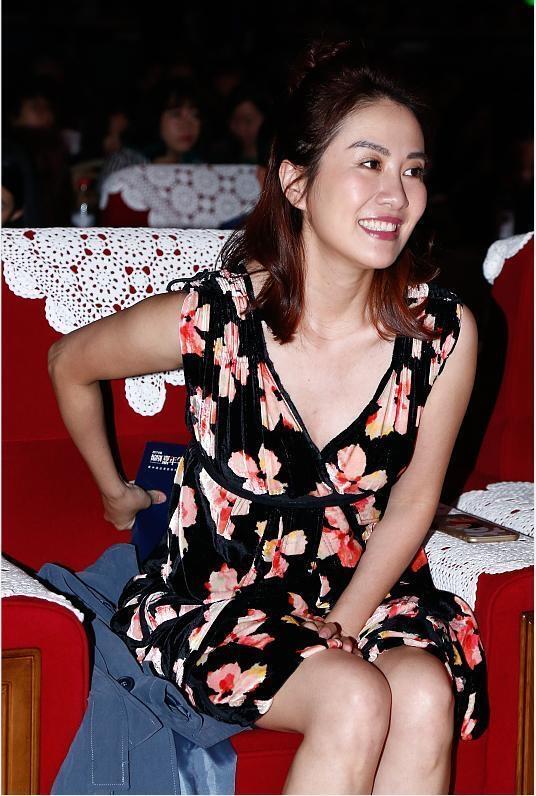 女神的穿搭一如既往的简单大气，一条百搭款的连衣裙裙，穿在她的身上干练优雅，是典型