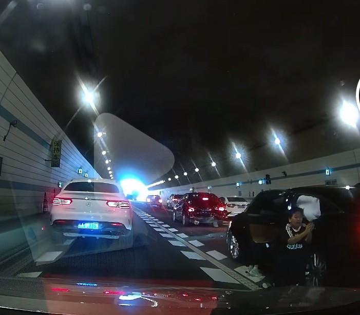 广州10岁跪地救母的小男孩，当时还带着2个年幼的小妹妹！眼见母亲昏迷不醒，他稳住