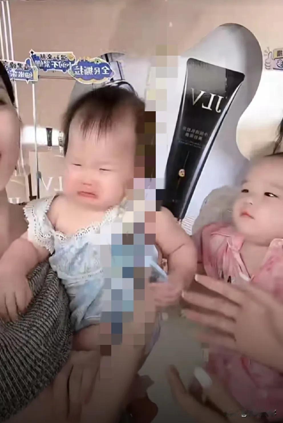 桐桐抱女儿初次与二驴儿子见面，吓哇哇哭！ 桐桐抱着女儿和
