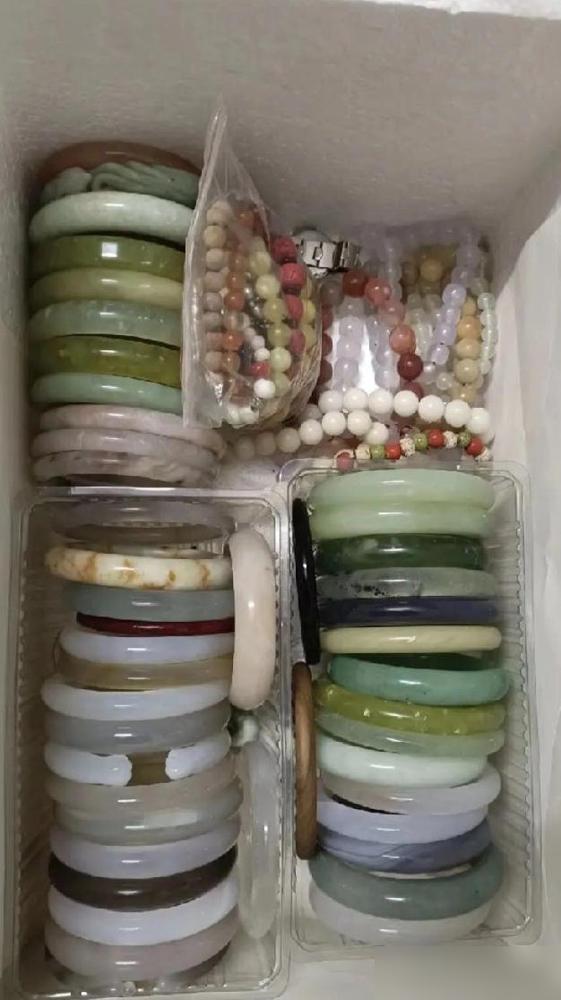 我沉迷买翡翠手镯，戴都戴不过来，大家帮我看看值不值钱。我这人没别的爱好，就痴迷买