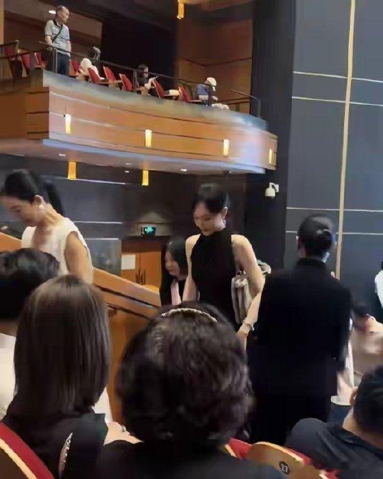 唐嫣参加女儿幼儿园艺术节近日，有网友在上海大剧院偶遇唐嫣出席女儿“小小糖”的