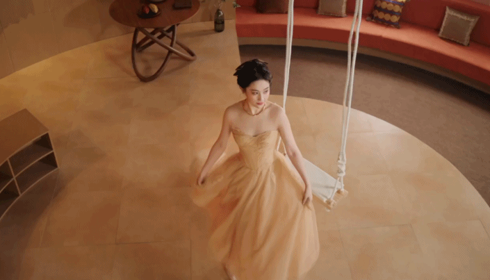 谁被刘亦菲新短片的造型美到失语！刘亦菲自带的氛围特质被德芙完美捕捉。片子里那种“