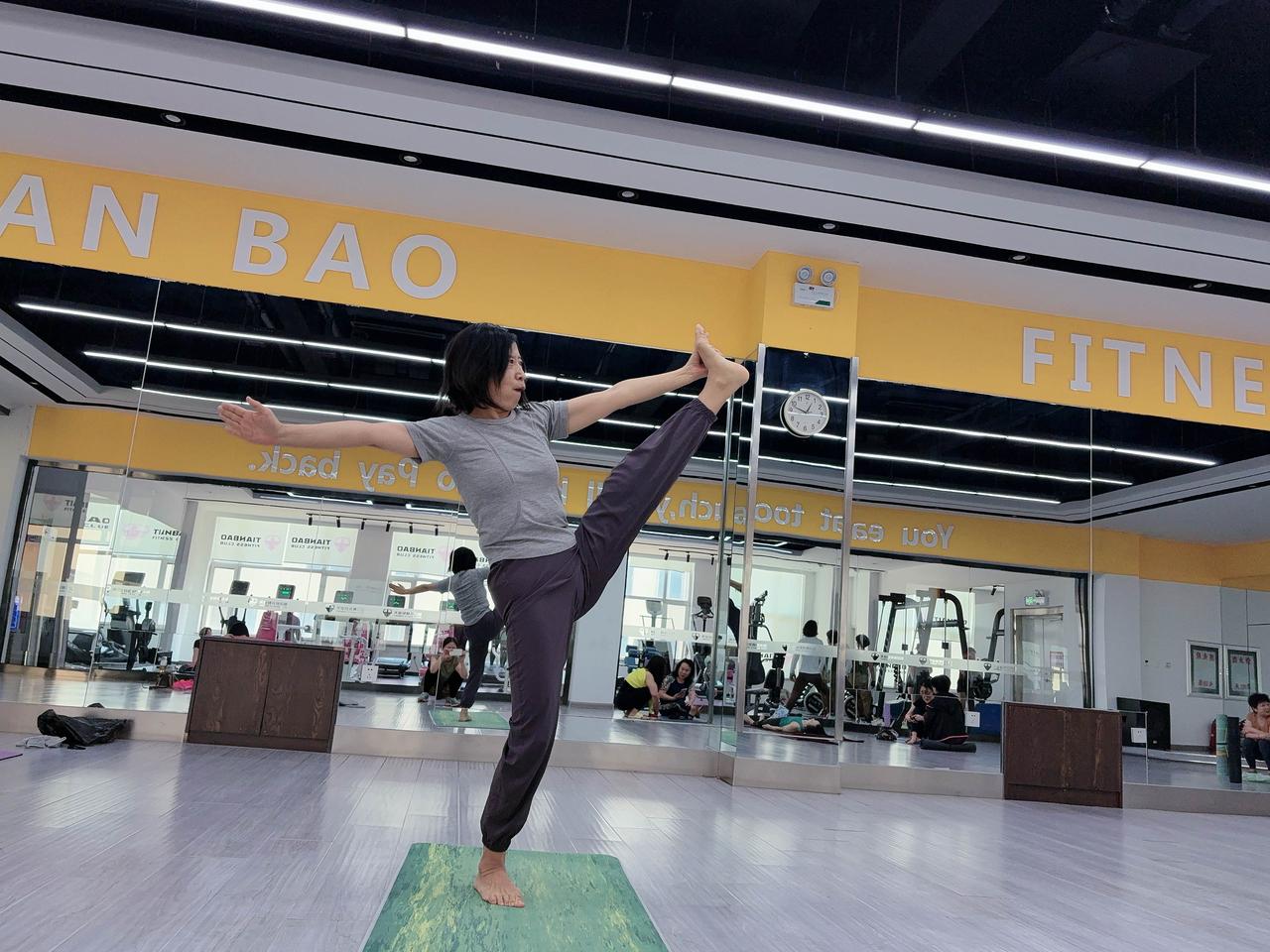 今天做瑜伽有个暖心的事：我做瑜伽，从来没主动和别人说过话，除了我上次说的那个