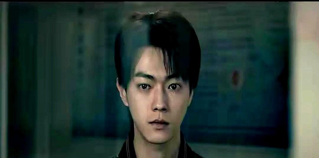 警察的儿子，竟能瞒着亲爹干掉三个狠人。最近的悬疑剧《方圆八百米》真够劲儿，许