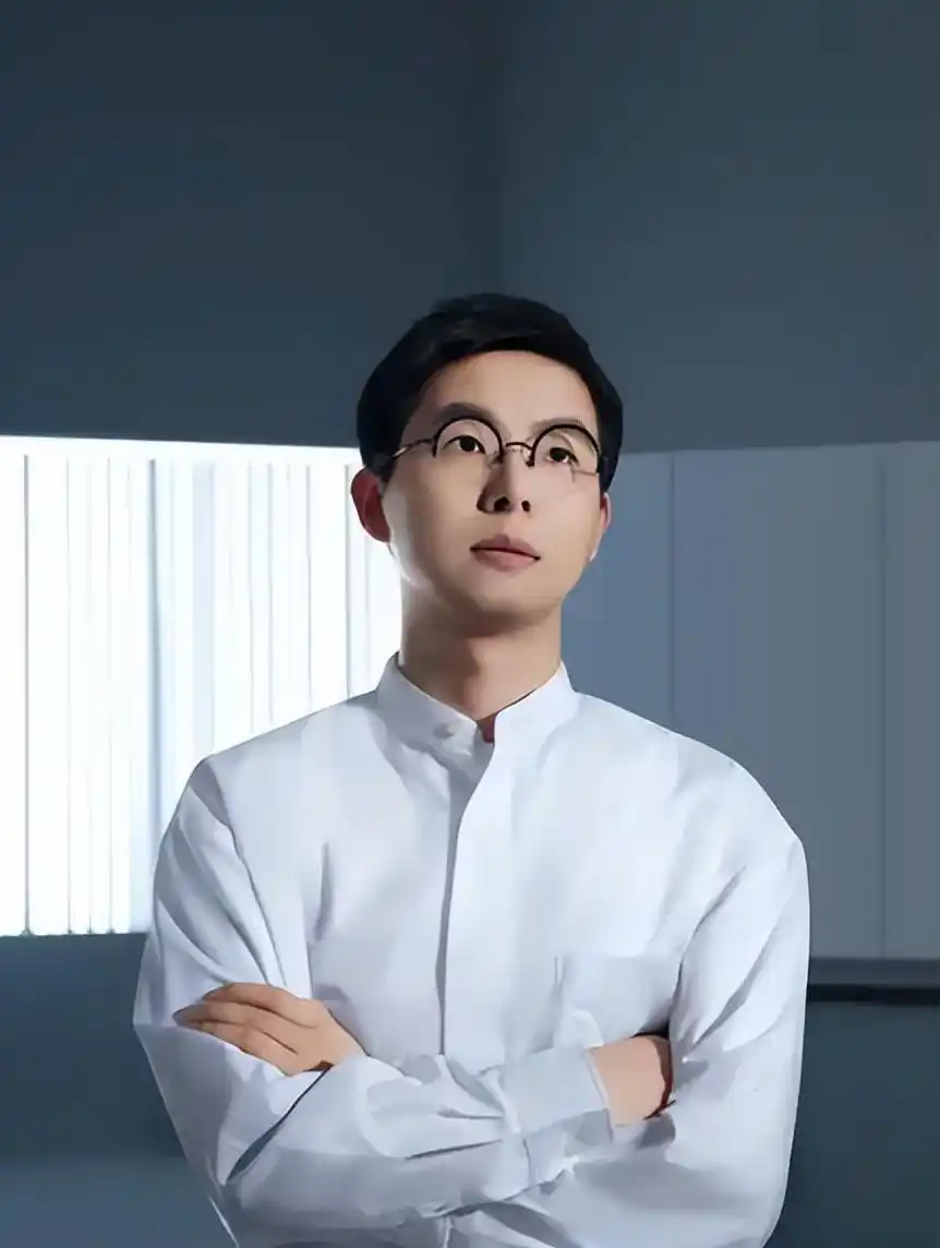 一觉醒来，浙江大学和上海大学都沉默了，当年王兴兴因英语差被浙大拒之门外，转而去了上海大学读研，如今，