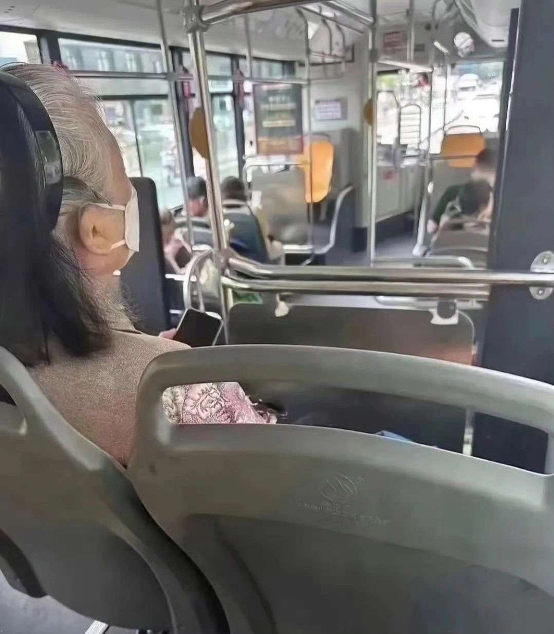 坐车就坐车不要到处瞎看