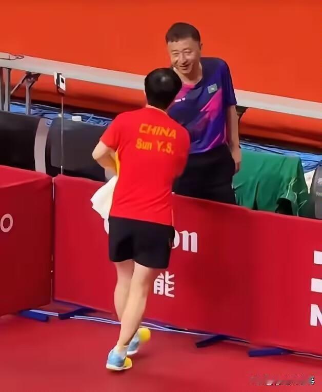 孙颖莎3：0战胜朱雨玲后跟陈振江指导握手，陈指导说了什么？让莎莎忍不住笑了！