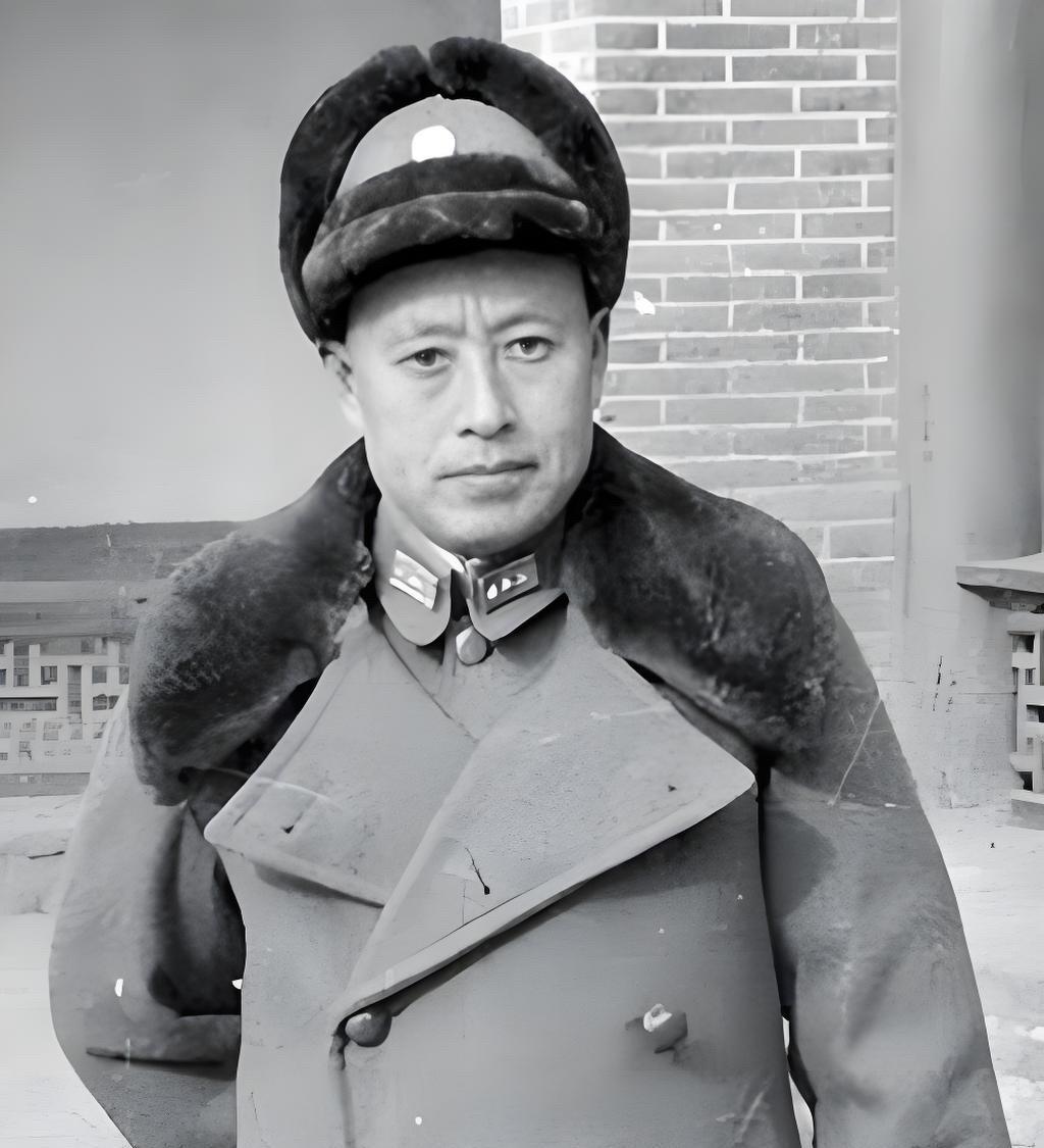 张学良在西安事变后被蒋介石长期关押，东北军群龙无首，剩下职务最高、权力最大，军衔