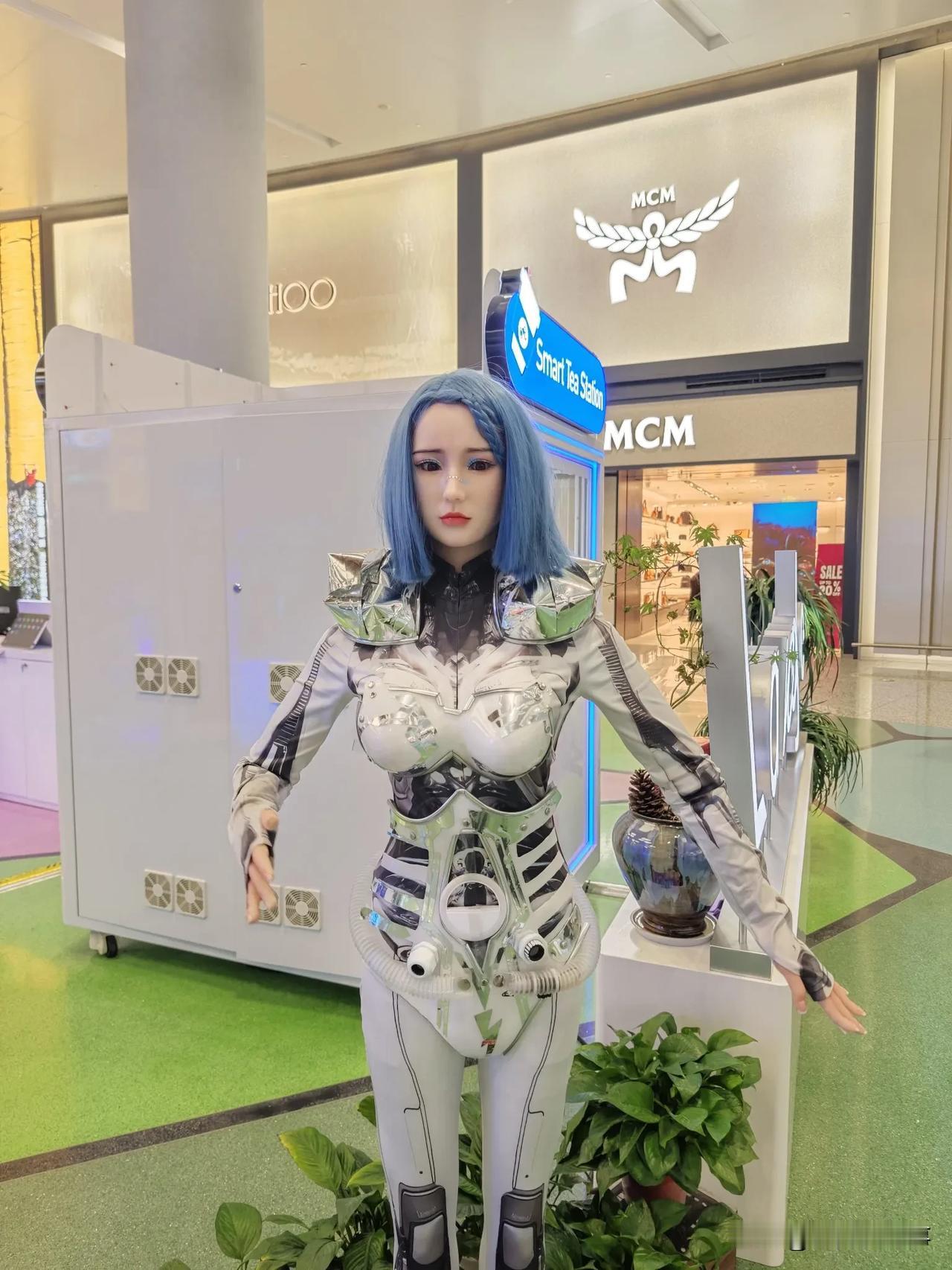 杭州萧山机场是真懂流量，直接在t4航站楼的入口处陈列了一个机器人展台。这台紫