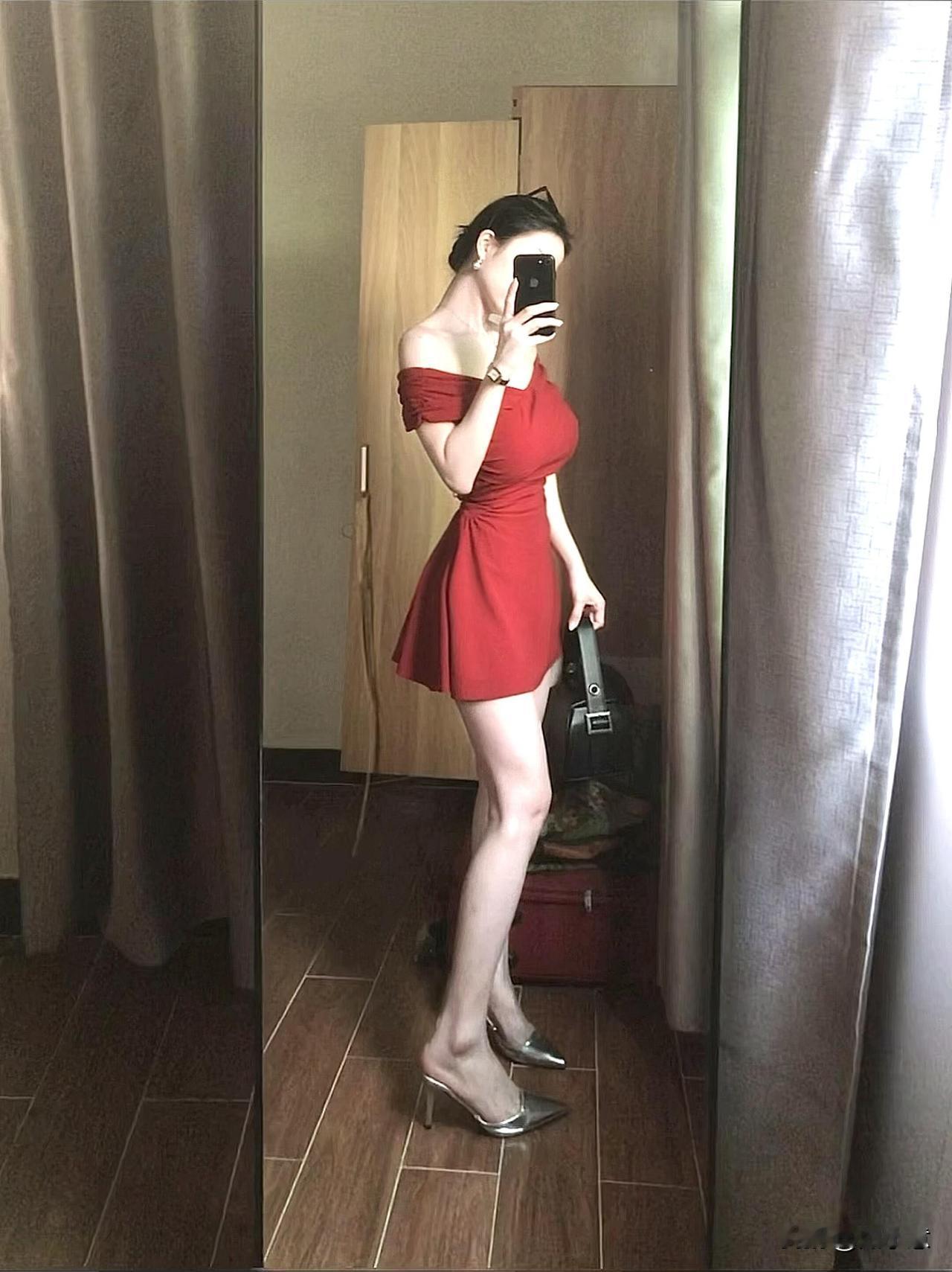 哇唔！红裙子给的气质美女感！