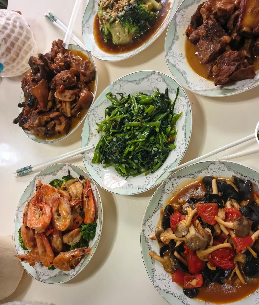 郭威陪杜郭过中秋节！一盒包装精美造型别致的月饼，被老杜做了两个作品，发了两次，