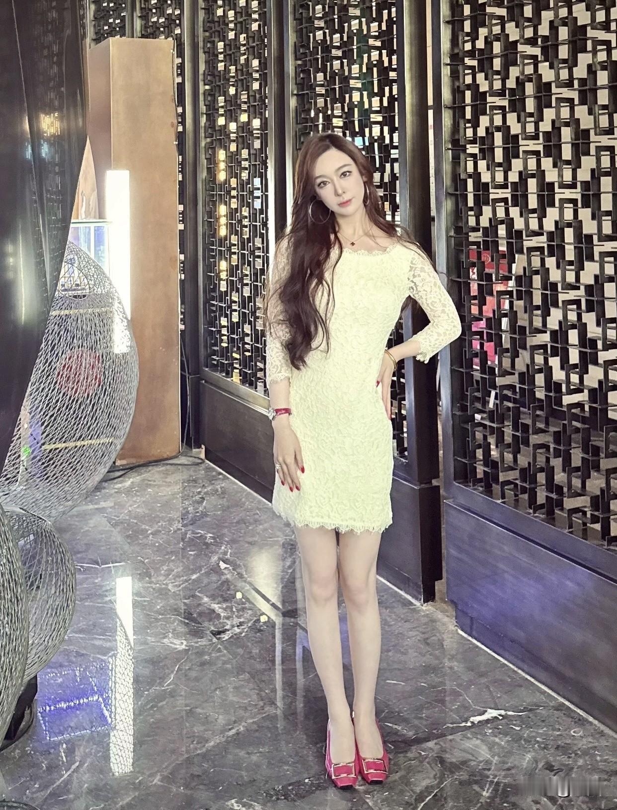 有什么有气质、有质感的连衣裙推荐绸面连衣裙就很赞，像桑蚕丝材质的，触感丝滑，贴身